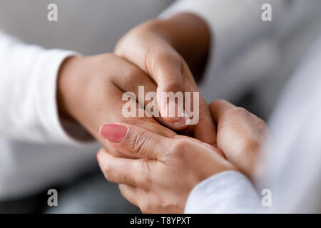 Schließen Sie interessieren Afrikanische amerikanische Mutter mit Kind Hände Stockfoto
