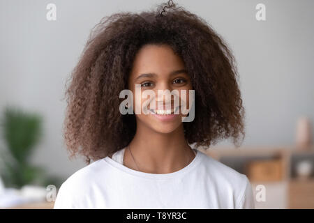 Kopf geschossen Portrait von lächelnden African American teenage Girl Stockfoto