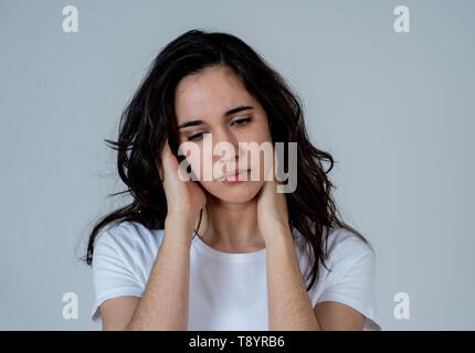 Porträt der jungen traurig Latin Frau leiden Depressionen suchen nachdenklich. Gefühl emotionalen Schmerz, Trauer erschüttert. Mit Kopie Raum isoliert. Menschliche Stockfoto