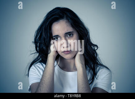 Porträt der jungen traurig Latin Frau leiden Depressionen suchen nachdenklich. Gefühl emotionalen Schmerz, Trauer erschüttert. Mit Kopie Raum isoliert. Menschliche Stockfoto