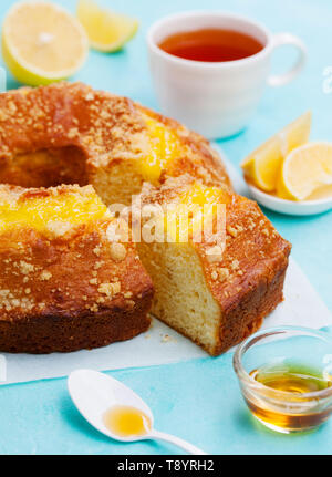 Lemon bundt Cake mit Tasse Tee. Blauen Hintergrund. Close Up. Stockfoto