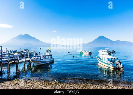 Panajachel, Atitlan See, Guatemala - Dezember 23, 2018: angelegte Boote mit Toliman, Atitlan See & San Pedro Vulkane am Horizont in Panajachel. Stockfoto
