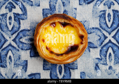 Ei tart, traditionelle portugiesische Dessert, Pastel de Nata. Blue Background. Close Up. Ansicht von oben. Stockfoto