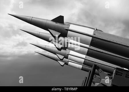 Balistic Raketen Krieg Hintergrund. Raketen mit nuklearen Gefechtskopf am düsteren Himmel gerichtet. Stockfoto