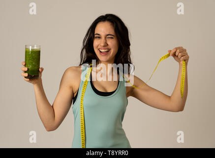 Fitness lächelnde Frau glücklich mit Diät Plan abnehmen; Übung und grünes Gemüse Smoothie gesundes Getränk. In Schönheit Körperpflege, Gesundheit Fitness D Stockfoto