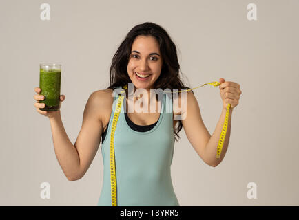 Fitness lächelnde Frau glücklich mit Diät Plan abnehmen; Übung und grünes Gemüse Smoothie gesundes Getränk. In Schönheit Körperpflege, Gesundheit Fitness D Stockfoto