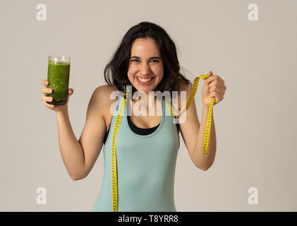 Fitness lächelnde Frau glücklich mit Diät Plan abnehmen; Übung und grünes Gemüse Smoothie gesundes Getränk. In Schönheit Körperpflege, Gesundheit Fitness D Stockfoto