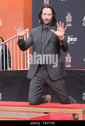Mai 14, 2019, Hollywood, Kalifornien, USA: Keanu Reeves legt seine Hand druckt in Zement bei TCL Chinese Theater IMAX-Vorplatz. (Bild: © Pma/AdMedia über ZUMA Draht) Stockfoto