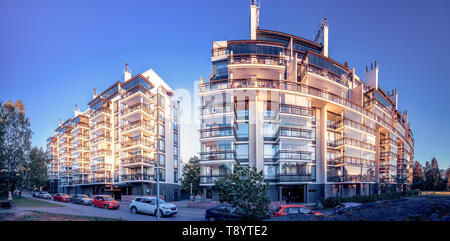 Helsinki, Finnland - 11 April, 2019: moderner Block mit schönen Wohnungen in einer teuren Gegend in Helsimki von der Abendsonne beleuchtete Stockfoto