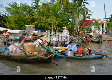 Phong Dien, Vietnam - am 31. Dezember 2017. Boote auf dem Fluss an der Phong Dien schwimmenden Markt in der Nähe von Can Tho im Mekong Delta. Die Boote sind eine Mischung o Stockfoto