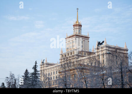 Tscheljabinsk, Russland - Januar 2019: Die Fassade des Hauptgebäudes der SUSU mit Dach Dekorationen. Ungewöhnliche Perspektive des Fotos Stockfoto