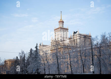 Tscheljabinsk, Russland - Januar 2019: Die Fassade des Hauptgebäudes der SUSU mit Dach Dekorationen. Ungewöhnliche Perspektive des Fotos Stockfoto