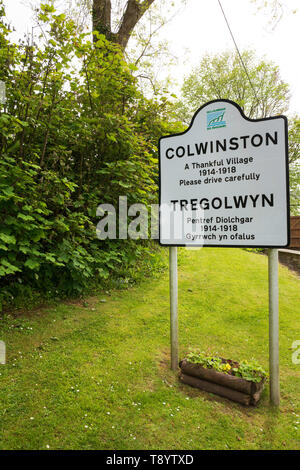 Colwinston, Wales - Village Schild zweisprachig Stockfoto