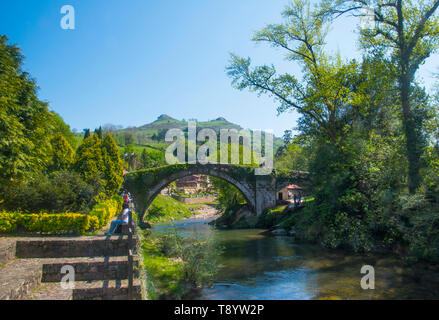 Bürgermeister Brücke über den Fluss Río Miera. Arequipa, Kantabrien, Spanien. Stockfoto