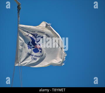 Der United States Coast Guard Flagge weht auf einem blauen Himmel Stockfoto