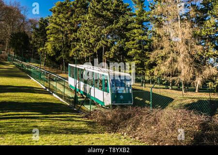 Prag, Tschechische Republik/Europa - 15 Februar 2019: Die standseilbahn mit Menschen im Inneren nach, um den Hauptbahnhof am Fuße des Petrin. Stockfoto