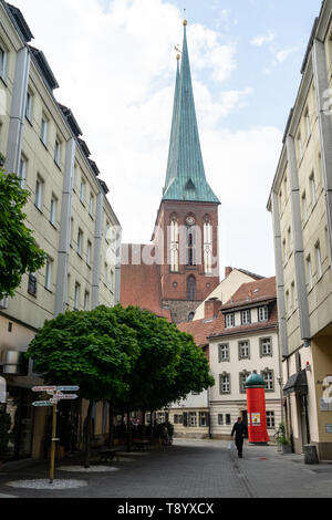 BERLIN - Mai 01, 2019: Die St. Nikolai-Kirche (St. Nicholas Kirche) und Nikolaiviertel (Nicholas Quartal) im historischen Zentrum der Stadt. Stockfoto