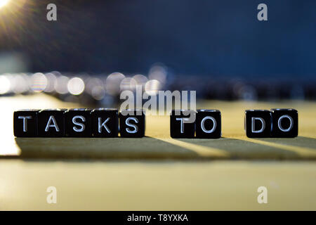 Aufgaben Konzept Holzklötze auf dem Tisch. Mit der persönlichen Entwicklung und Motivation Konzept auf verschwommenes oder schwarzer Hintergrund Stockfoto