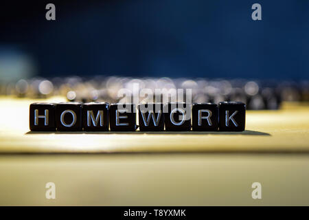 Hausaufgaben Konzept Holzklötze auf dem Tisch. Mit der persönlichen Entwicklung und Motivation Konzept auf verschwommenes oder schwarzer Hintergrund Stockfoto