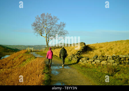 Ein paar wenige im Peak District National Park oberhalb des Dorfes Greenfield, auf Saddleworth Moor Stockfoto