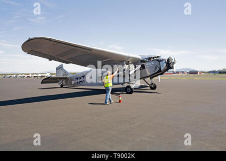 A 1928 Ford Tri-Motor 5-AT-B Flugzeug, durch drei Pratt & Whitney Triebwerken, Fliegen am Flughafen in Bend, Oregon. Stockfoto