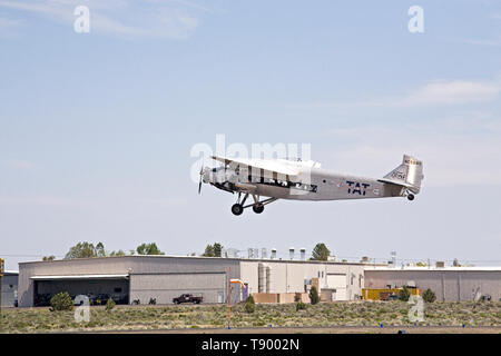 A 1928 Ford Tri-Motor 5-AT-B Flugzeug, durch drei Pratt & Whitney Triebwerken, Fliegen am Flughafen in Bend, Oregon. Stockfoto