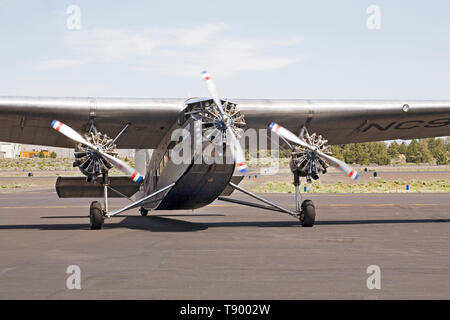 A 1928 Ford Tri-Motor 5-AT-B Flugzeug, durch drei Pratt & Whitney Triebwerken, Fliegen am Flughafen in Bend, Oregon. Stockfoto