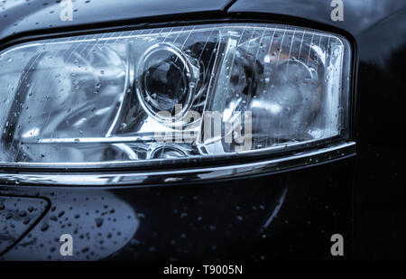 Nasse Auto Scheinwerfer. Stockfoto