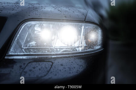 Nasse Auto Scheinwerfer. Stockfoto