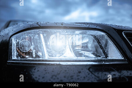 Nasse Auto Scheinwerfer. Stockfoto