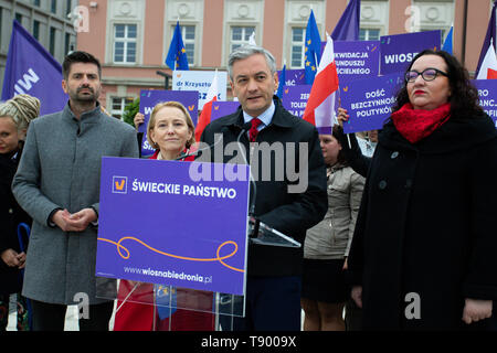 Wiosna Parteichef, Robert Biedron beobachtet, als er während einer Pressekonferenz. Pressekonferenz Parteichef Wiosna (Frühjahr) Robert Biedron in Breslau in Bezug auf die Abrechnung der Partei PiS nach 4 Jahren des Zusammenbruchs in der lokalen Regierung die Politik der Regierung. Stockfoto