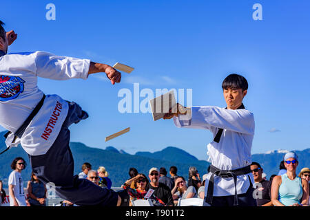 Tae Kwon Do Gruppe high Kicks und brechen Holzplanken auf Kanada 150 Multi-Cultural Day Event, Canada Place, Vancouver, Britisch-Kolumbien, Kanada. Stockfoto