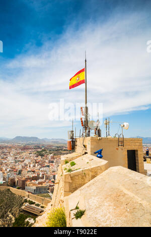 Spanische Flagge oben auf der Burg Santa Barbara auf der Benacantil mountain Stockfoto