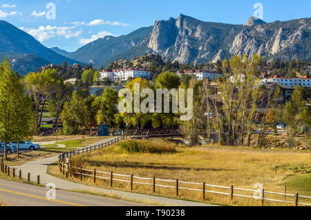 Estes Park - ein herbstnachmittag im Downtown Estes Park, mit dem Stanley Hotel und Rocky Mountains im Hintergrund. Colorado, USA. Stockfoto