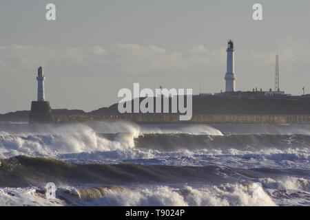 Girdleness Leuchtturm und rauhen Wellen auf Aberdeen Strand Während ein Orkan bricht. Schottland, Großbritannien. Stockfoto