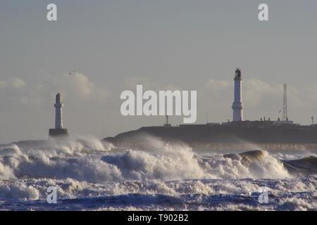 Girdleness Leuchtturm und rauhen Wellen auf Aberdeen Strand Während ein Orkan bricht. Schottland, Großbritannien. Stockfoto