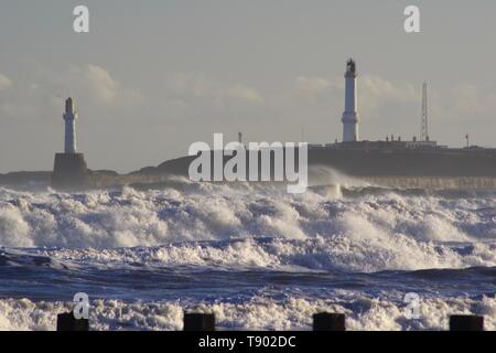 Girdleness Leuchtturm und rauhen Wellen auf Aberdeen Strand Während ein Orkan bricht. Schottland, Großbritannien. Stockfoto