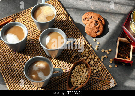 Tassen mit köstlichen, aromatischen Kaffee auf Tisch Stockfoto