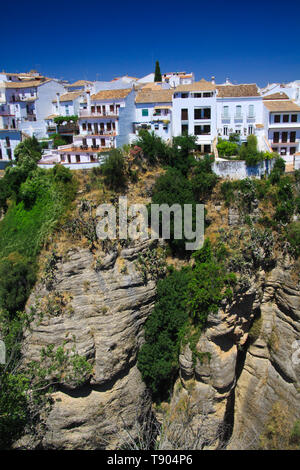 Blick auf das alte Dorf Ronda gefährlich nahe an den Rand einer Klippe in Andalusien, Spanien Stockfoto