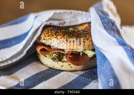 Sandwich eingewickelt in einem Tuch. Stockfoto