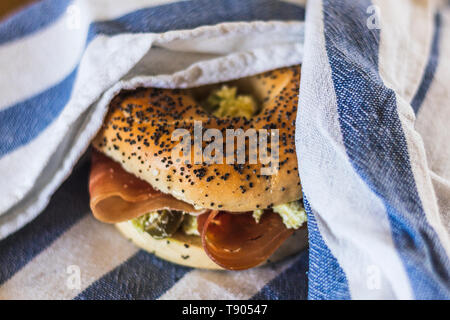 Sandwich eingewickelt in einem Tuch. Stockfoto