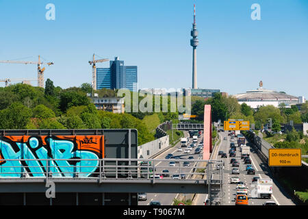 Skyline von Dortmund, mit der Autobahn A40 (Ruhrschnellweg) in Dortmund als Bundesstraße Nr. 1 mit Fußball-Arena Westfalenstadion (Signal Iduna Park), Westfalenhalle und Fernsehturm Florianturm im Westfalenpark. Stockfoto