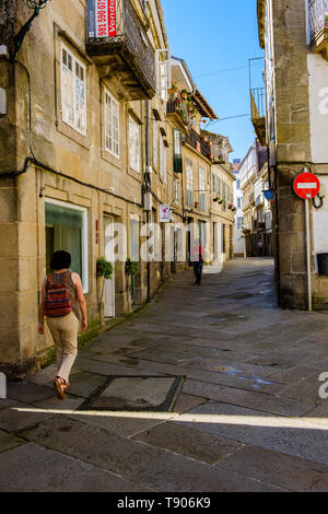 Santiago de Compostela, Spanien - 12. Mai 2019: Touristen und Pilger durch die Straßen, wo prachtvolle Gebäude im historischen Spanischen befinden Stockfoto