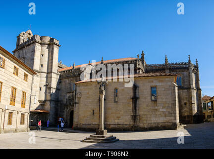 Pontevedra, Spanien - 12. Mai 2019: Touristen und Pilger durch die Straßen, wo prachtvolle Gebäude im historischen spanischen Stadt sind, Ponte Stockfoto