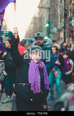 Granada, Spanien - März 08, 2019: Frauen, Männer und Kinder feiern gemeinsam den internationalen Frauentag om zentraler Citylage Avenue. Stockfoto