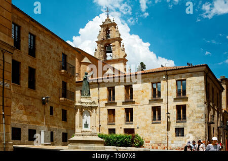 Universität von Salamanca, 1218, UNESCO-Welterbe, alte Sandsteingebäude, Hochschulwesen, Stadt Szene; Statue, Glockenturm; Europa; Salamanca; Spanien; autolöscher Stockfoto