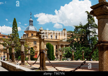 Universität von Salamanca, 1218, UNESCO-Welterbe, alte Sandsteingebäude, Hochschulwesen, Stadt Szene; Stein Säulen, schwere Kette, Europa; Salamanca; Spai Stockfoto