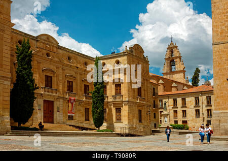 Universität von Salamanca, 1218, UNESCO-Welterbe, alte Sandsteingebäude, Hochschulwesen, Stadt Szene; Statue, Kirchturm, handicap Eingang Rampen, Europa Stockfoto