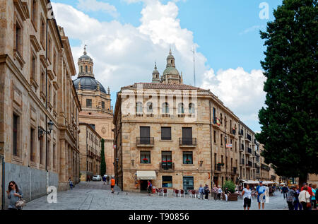 Stadt Szene; Universität von Salamanca, 1218, UNESCO-Welterbe, alte Sandsteingebäude, höhere Bildung, Menschen, mit Kopfstein gepflasterten Straßen; Europa; Salamanca; Spa Stockfoto