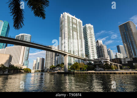 Miami, FL, USA - 19. April 2019: Blick auf die Innenstadt von Finanz- und Wohngebäuden und Brickell Key an einem Frühlingstag mit blauer Himmel und grünes Wasser Stockfoto